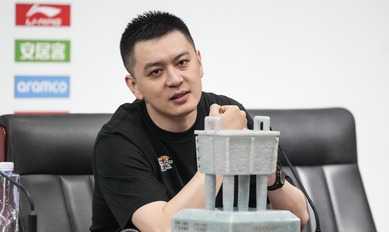杨鸣众叛亲离！继郭艾伦离队后，如今的张镇麟也选择离队！身为主教练的杨鸣如今无人