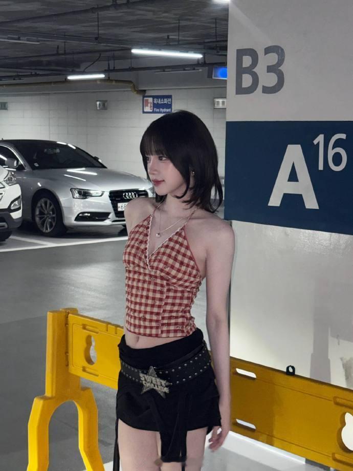 车库大片吸睛、大方秀好身材——宋雨琦。每日明星美图分享