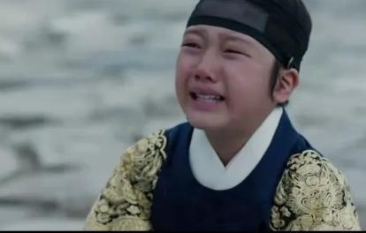 1762年，朝鲜最变态国王英祖李昑，亲手把自己唯一儿子李愃钉进米柜，