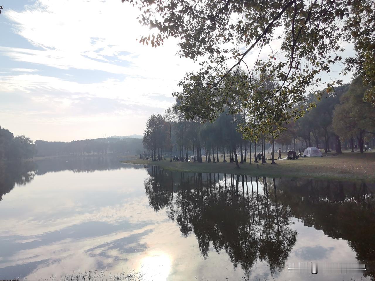 总有一些风景，惊艳了时光。此刻，吾心安处就是眼前这一片湖光山色……人生没有最
