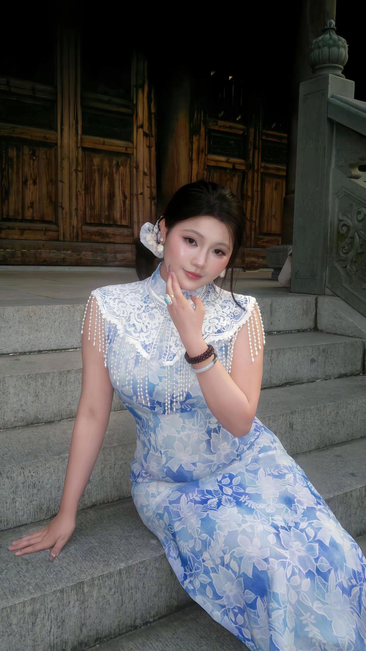 无事绊心弦所念皆所愿。旗袍古典美珠圆玉润