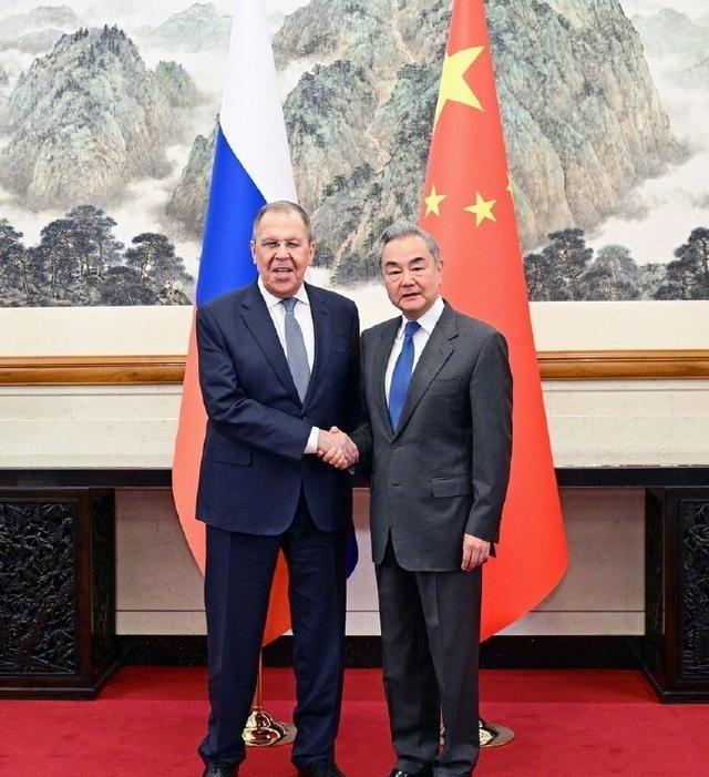 美军封锁海峡，拉夫罗夫在华说了一句话，让中国把心放肚子里。据“今日俄罗斯RT”报