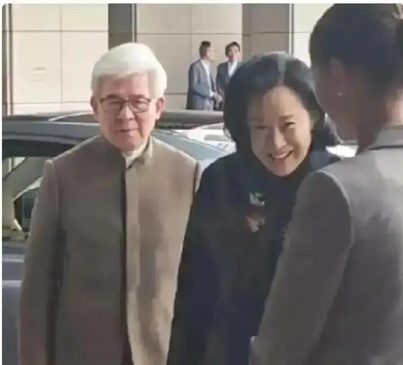 港姐嫁豪门30年，长子捐1.2亿却从不喊爸罗康瑞当年离婚迎娶朱玲玲，原配子