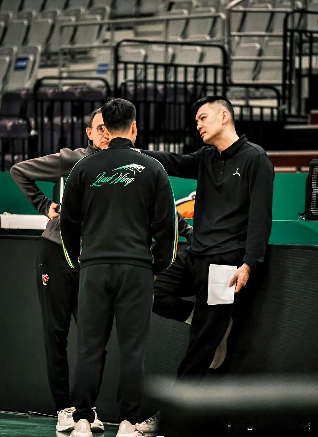 辽宁男篮打不过广厦很正常！杨鸣心知肚明，毕竟辽宁队是后王朝时代，是下山虎，而广厦