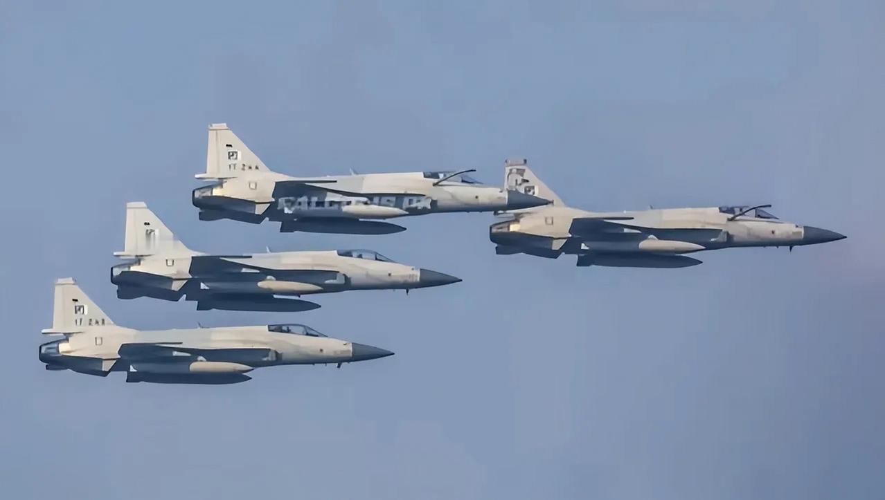 大批枭龙战机飞抵沙特，杀气腾腾令西方大吃一惊，中方果然今非昔比！4月13日，