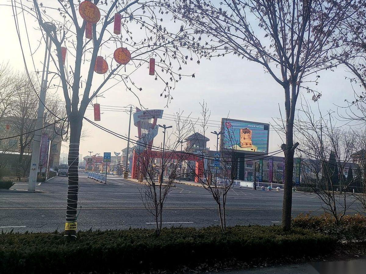 周末，德州减河边，一家人刚铺开野餐垫，孩子一指旁边那个新添的土堆，“妈妈，那是什