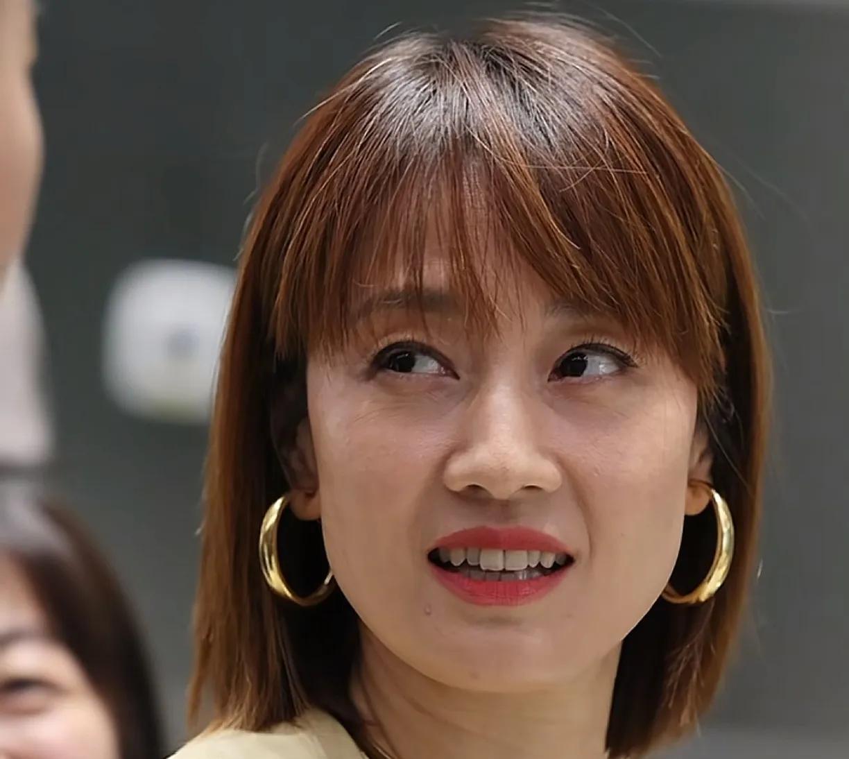 无美颜无滤镜的马伊俐也好漂亮好漂亮呢！好真实的美，连脸上的细纹都看得清清楚楚。我