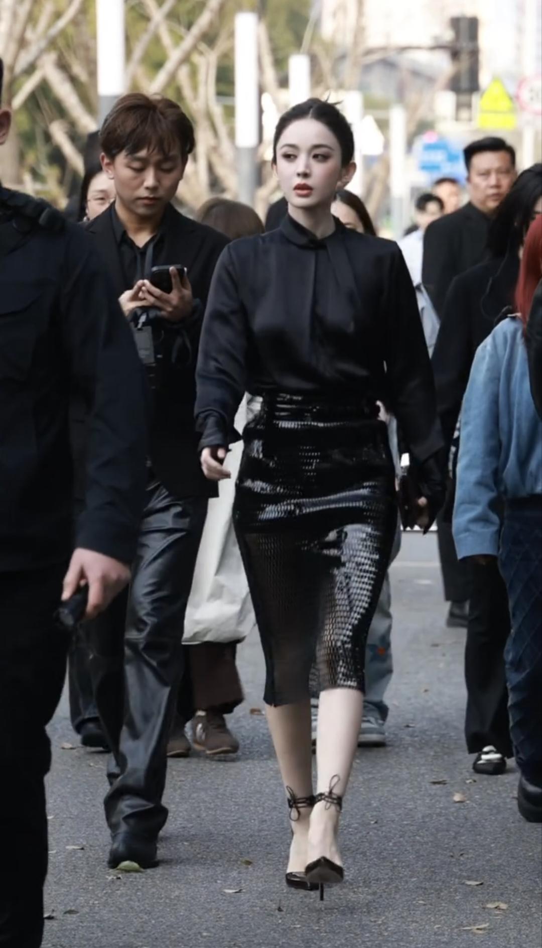 一身暗黑套裙，连妆容都是暗黑系，像极了霸道女总裁出行。娜扎的身材是真好，这么挺翘