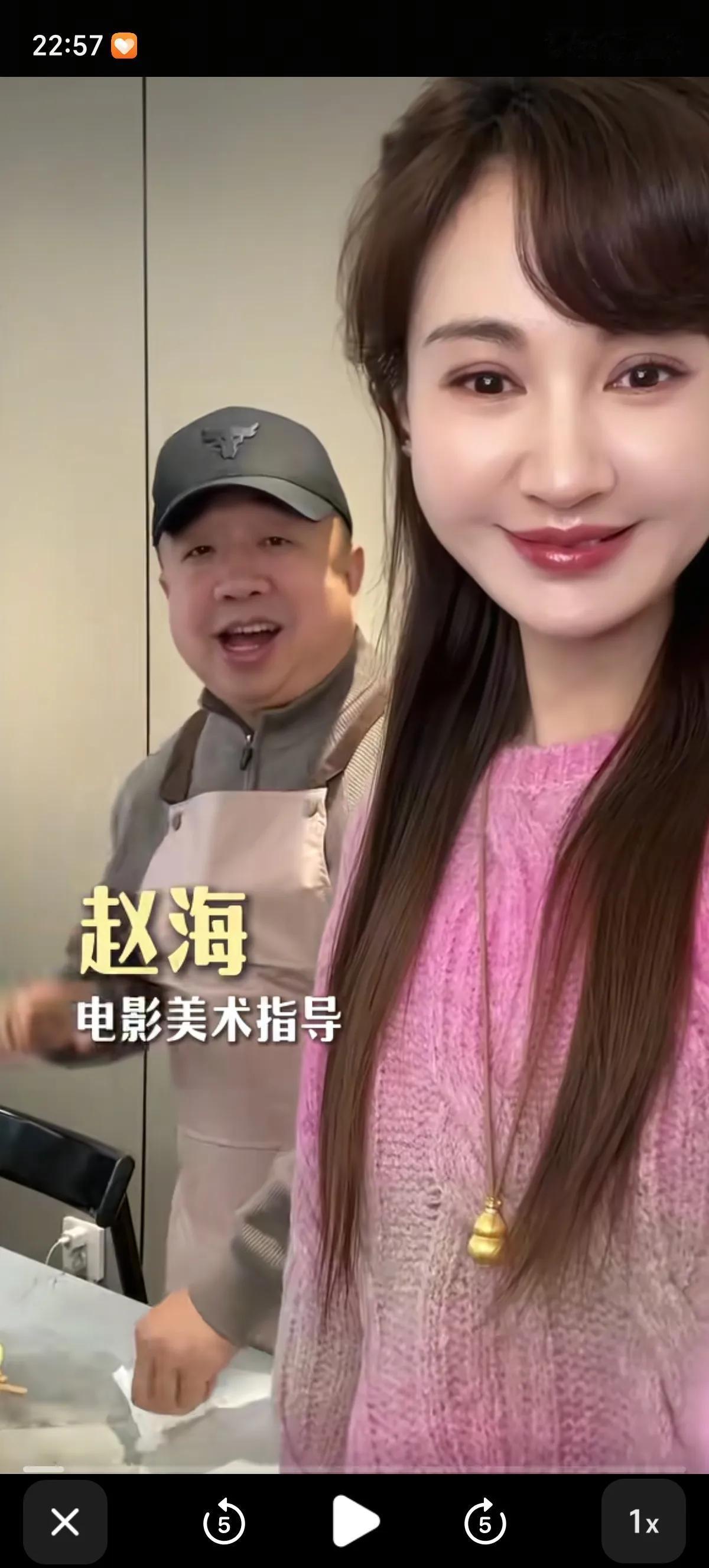 江玉燕的老公作为电影美术指导，审美水平是在线的。把老婆宠的愣是和自己成了两代人，