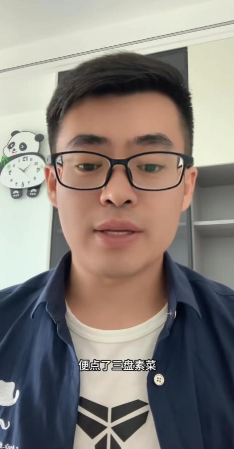 大雨困住八个环卫工，凑五十块只敢点三盘素菜躲店里吃饭，服务员偷偷吐槽耽误翻台。老