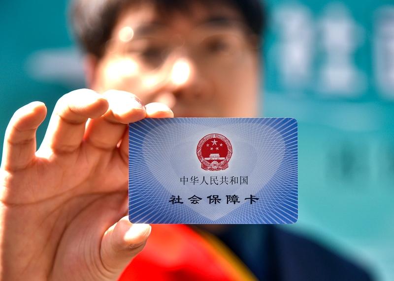 这应届生的遭遇太闹心了！河北赤城23岁的李东，本想好好考公，却被一份莫名社保记录