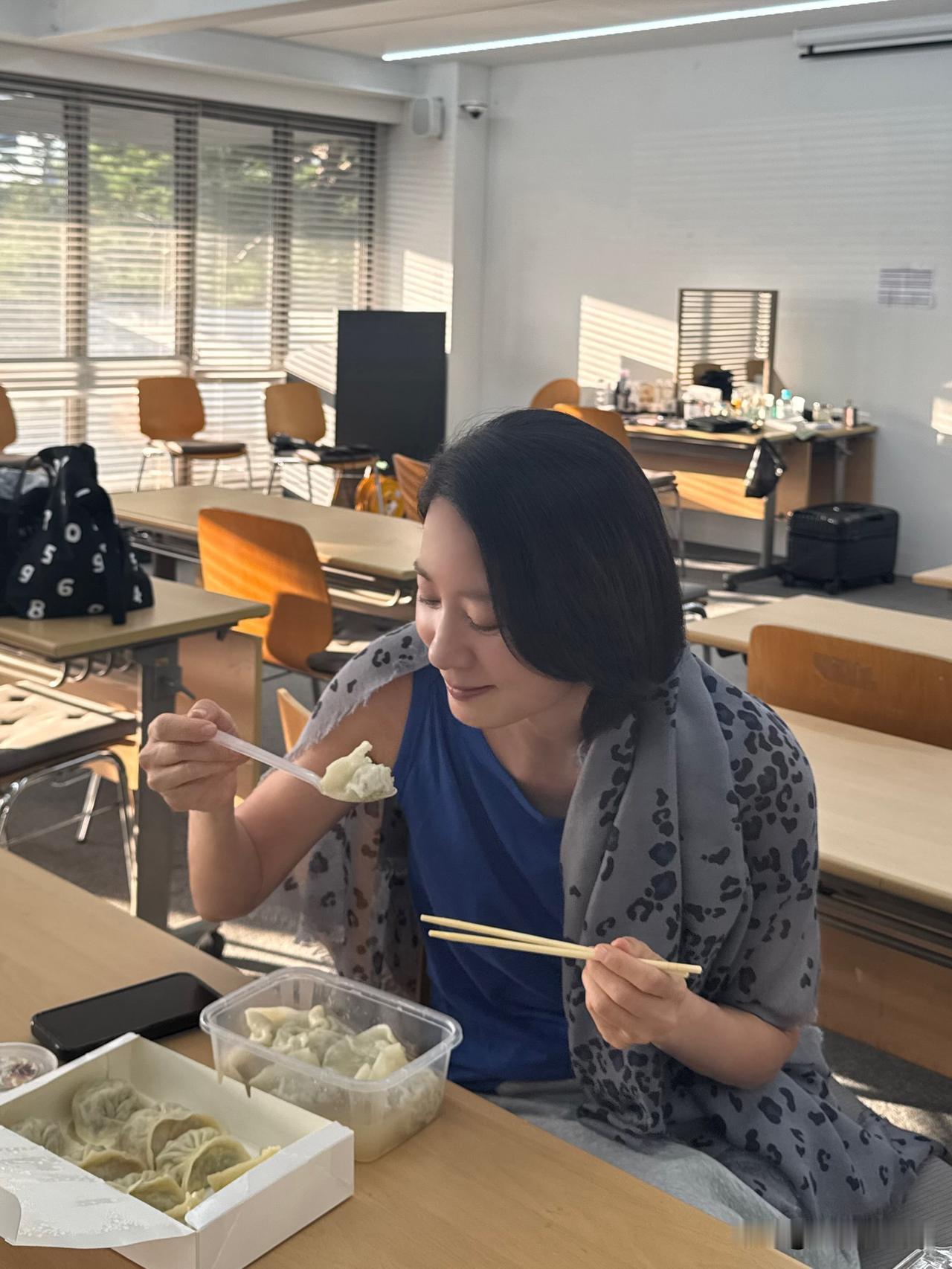 14日，演员金喜爱在Instagram上发布了多张照片，并配文“一碗热腾腾的饺子
