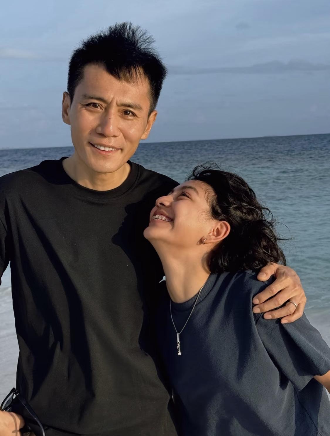 刘烨和女儿霓娜。一转眼小女儿都快和他一样高了。霓娜不再是当年躲在哥哥后面的小