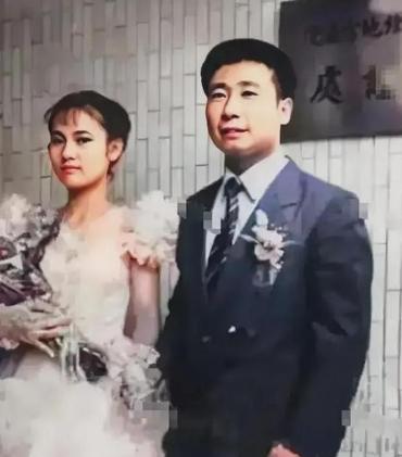 1983年，曾叛逃到台湾的飞行员王学成结婚了，在婚礼上，王学成笑得满脸灿烂，开心