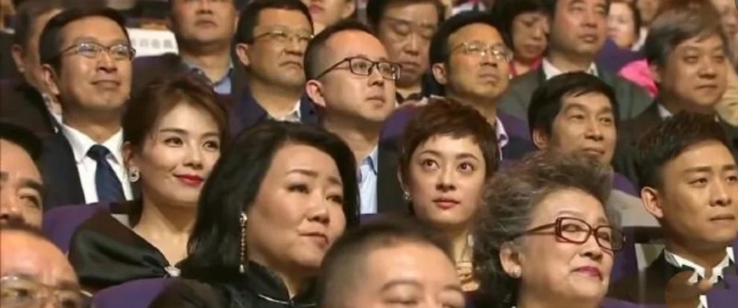 涂口红的重要性看来口红真的抬气色，这两张图中殷桃和刘涛都因为红唇而显得好像不在一