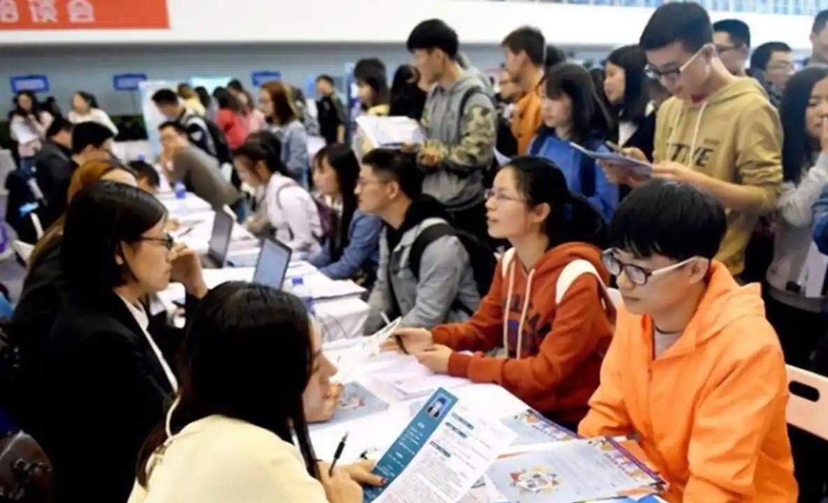 我以前总觉得，不少出身穷苦的孩子宁愿去工资不高的私企，也不考公务员，是因为他们能