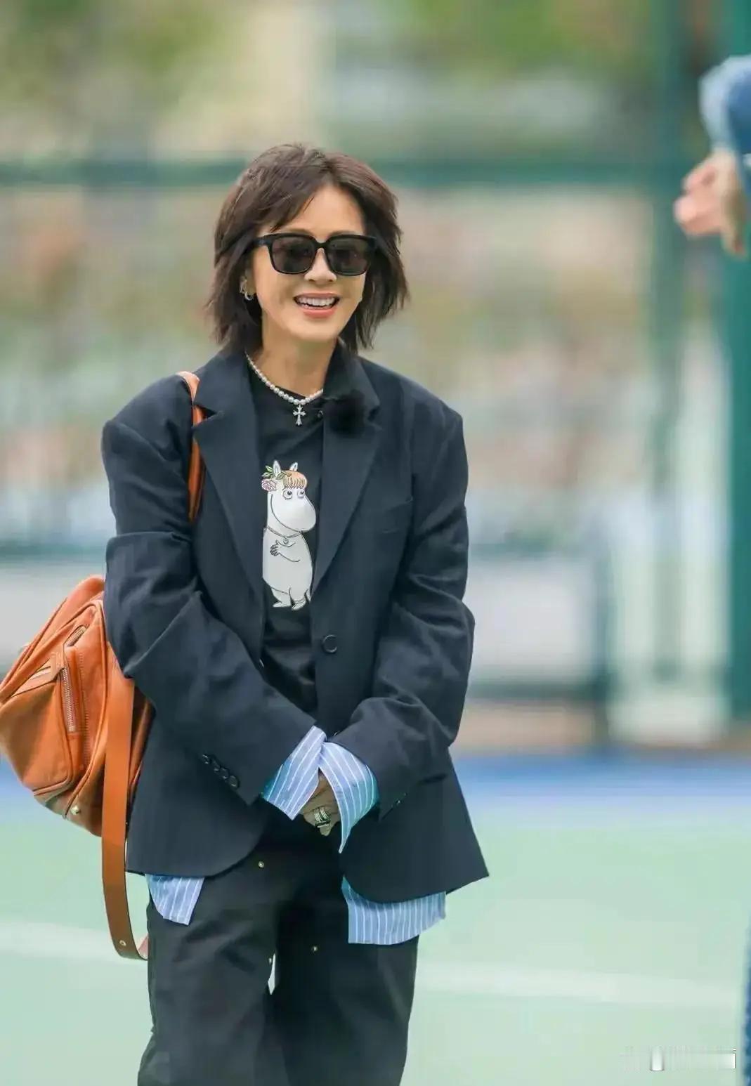 59岁刘嘉玲新剪的短发也太加分了！西服搭配印花T恤与阔腿裤，将减龄感与高级感完美