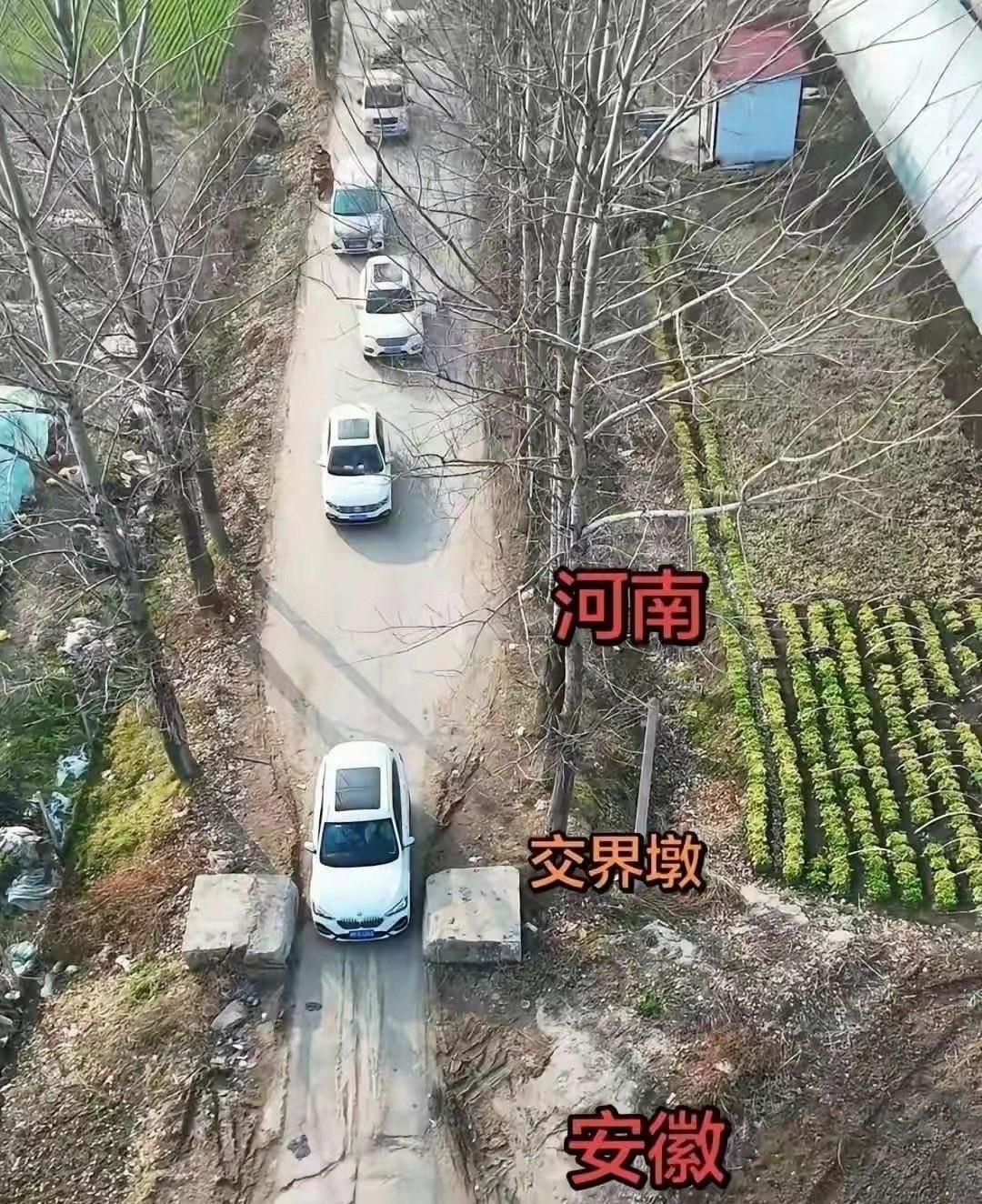 谁路过这种路口不懵啊！好好的村口小路，偏偏在最窄的地方，放了两块大石头把路