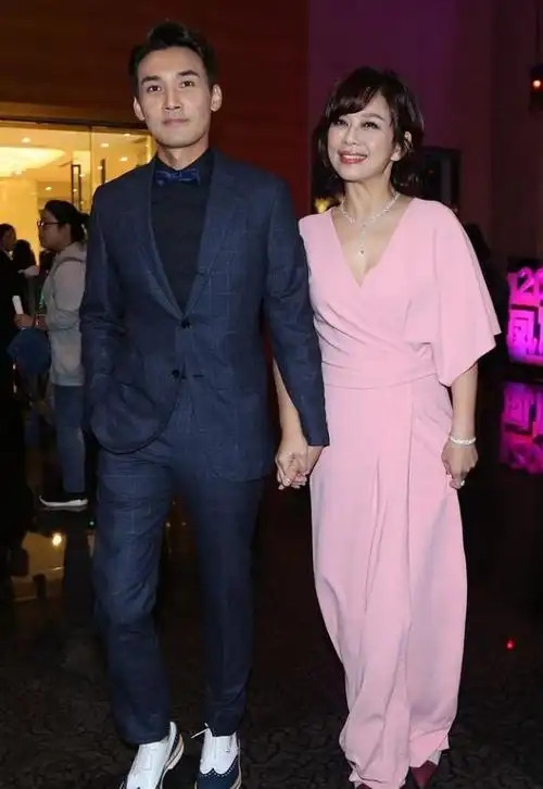 当年，得知儿子张铎要娶陈松伶，张妈妈气哭了:“她不但比你大8岁，还没名没钱，你图