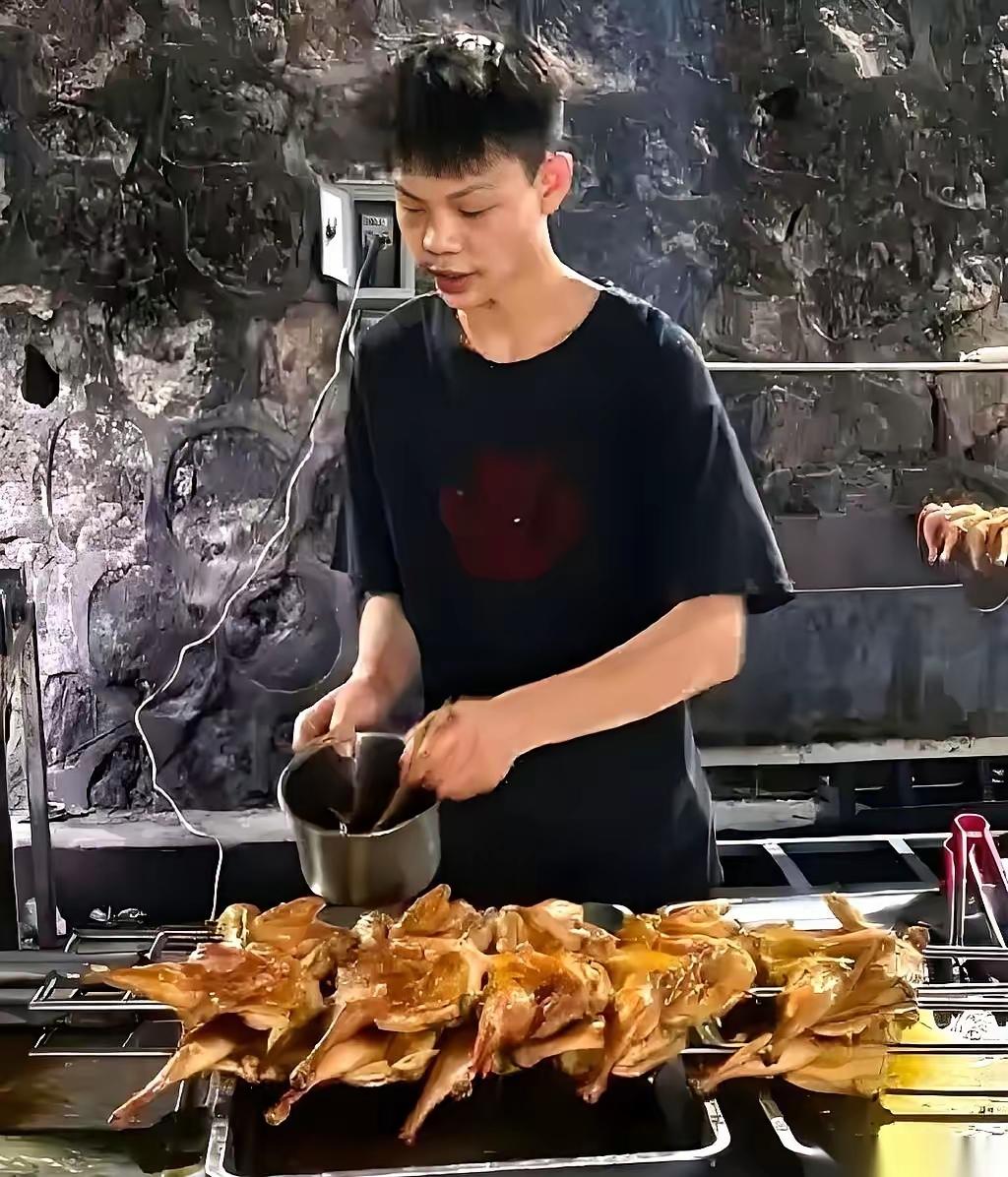 一夜之间，一个烤鸡摊就这么没了。那个卖烤鸡的小伙子，也跟着一起“社会性死亡”了