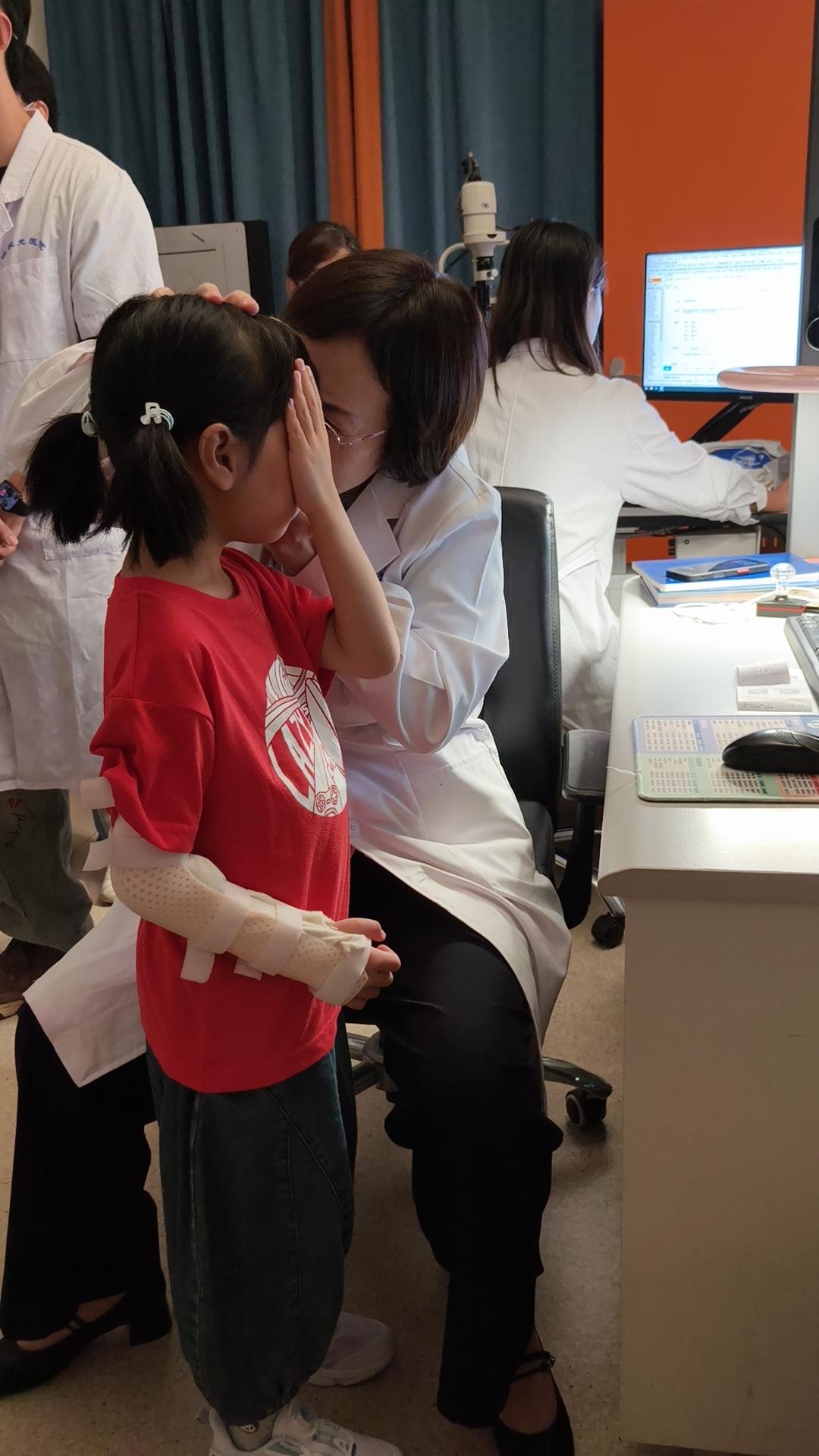 带孩子去医院复查眼睛，大夫建议换个镜片（说度数要调整)。孩子听了大夫的话很开心，