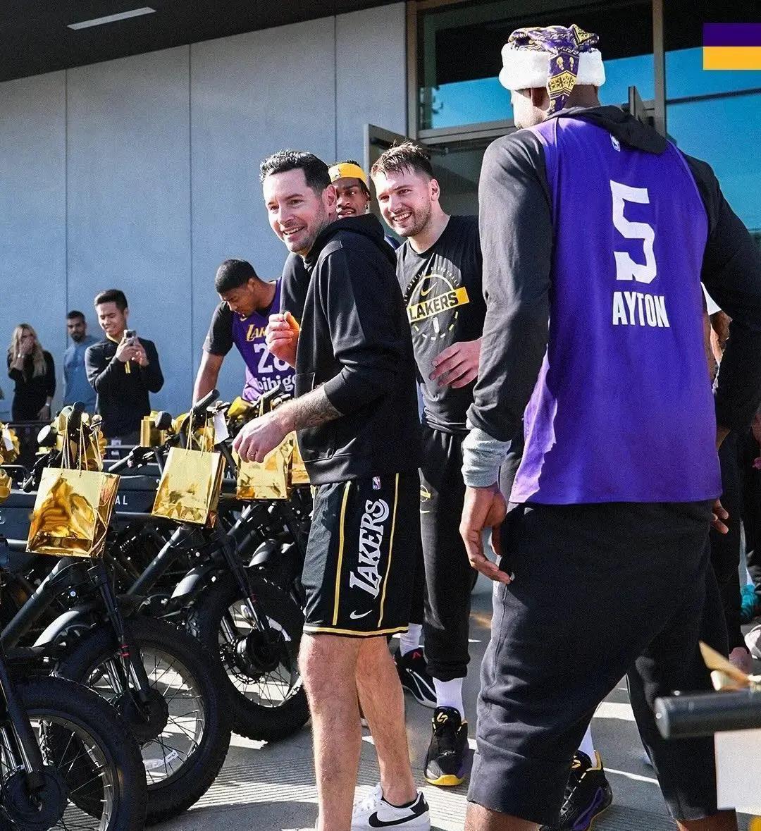 他本该是更衣室的唯一焦点，却亲手拆掉了那堵墙。当其他巨星盯着聚光灯，东契奇