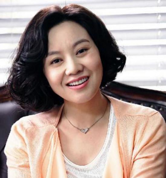 闫妮去买房，售楼小姐看她衣着普通，就随便一指：“这套不错，400平，才1200万