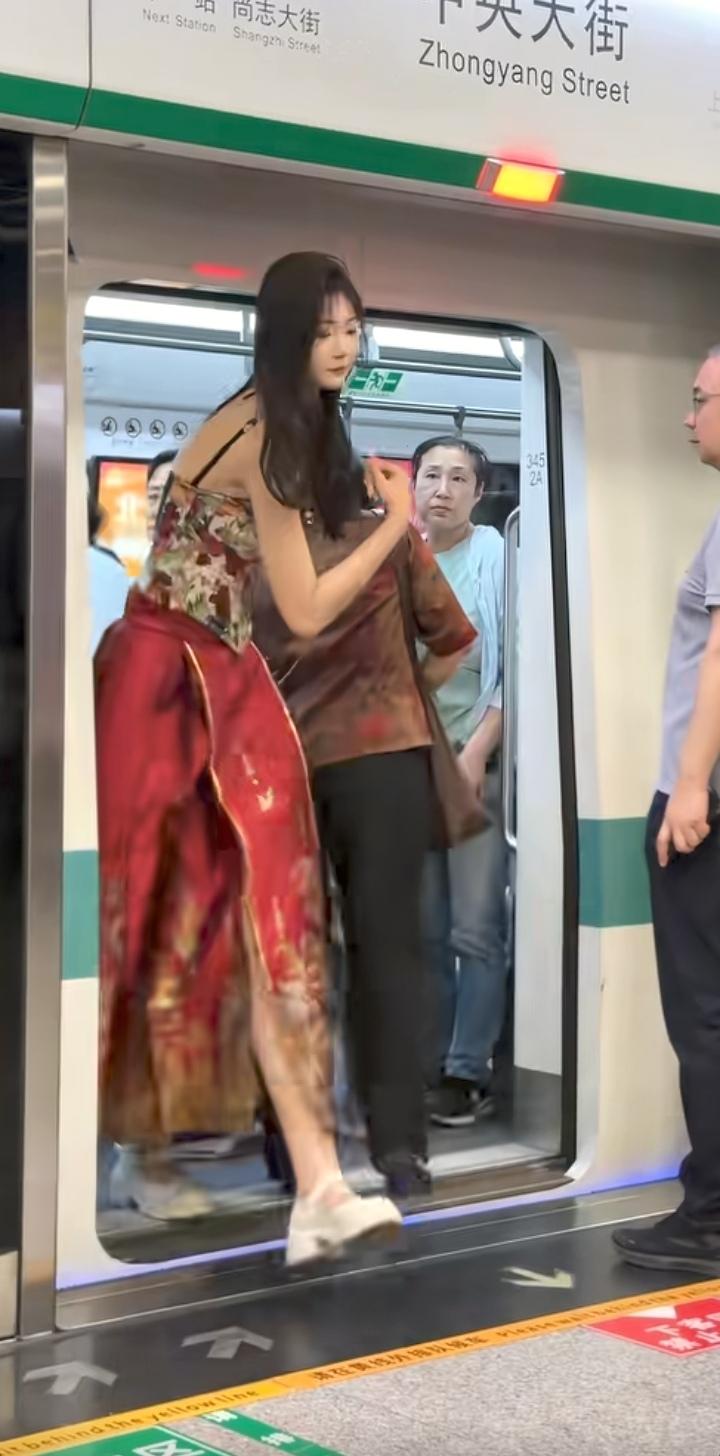 原来长得太高也会有烦恼，出地铁还得弯腰低头！[捂脸哭][捂脸哭][捂脸哭]高个子身高