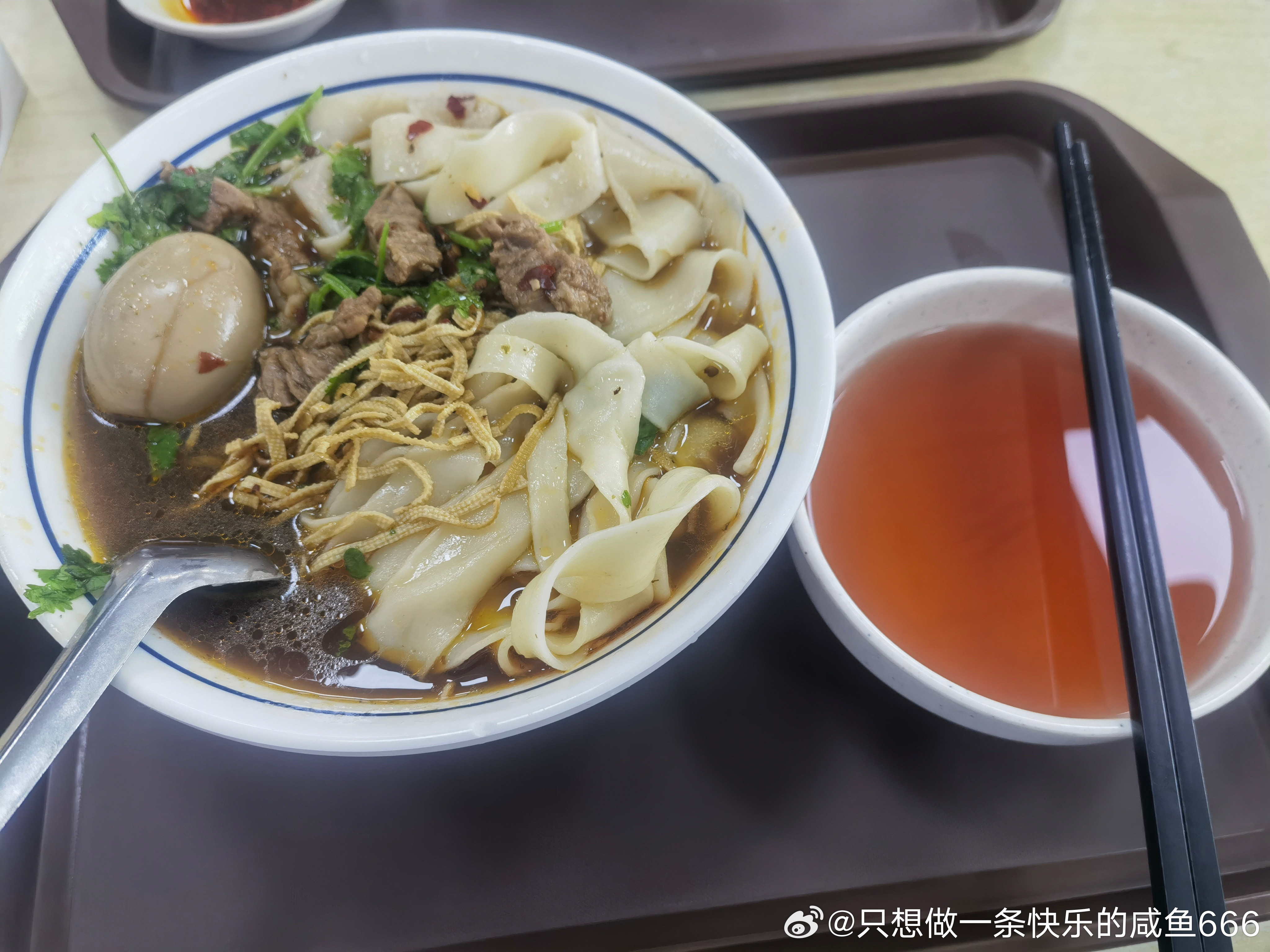 公司7块钱的牛肉板面。上班，到点吃饭，有人做饭，省得我自己做饭了，挺好。发工资，