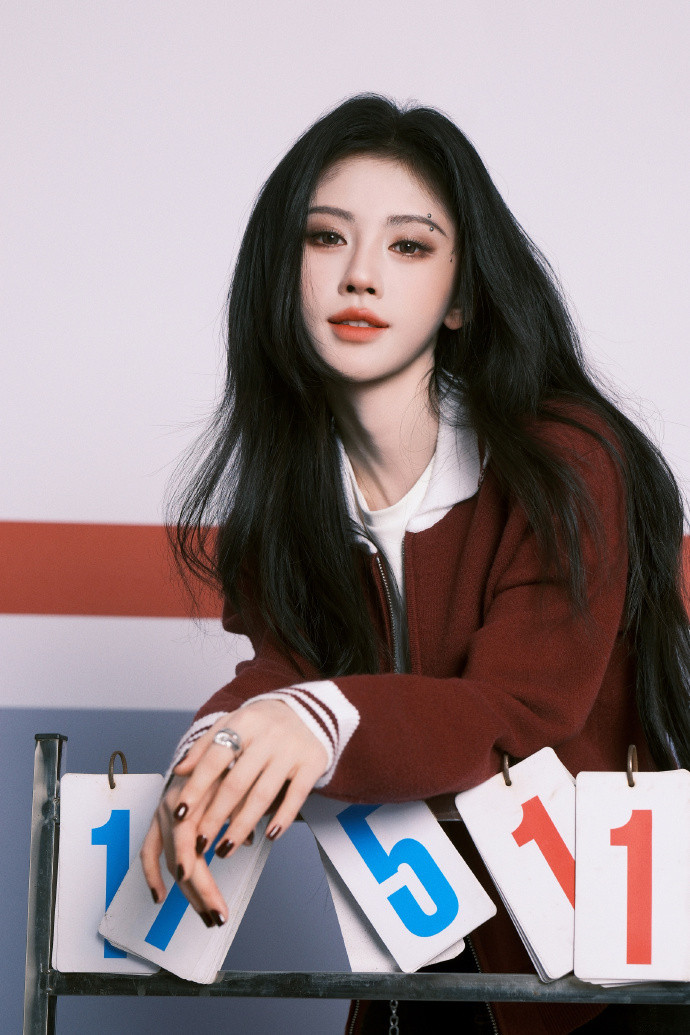 鞠婧祎复古灵感璀璨焕新鞠婧祎续写摩登注脚鞠婧祎复古灵感璀璨焕新，续写摩登注脚。