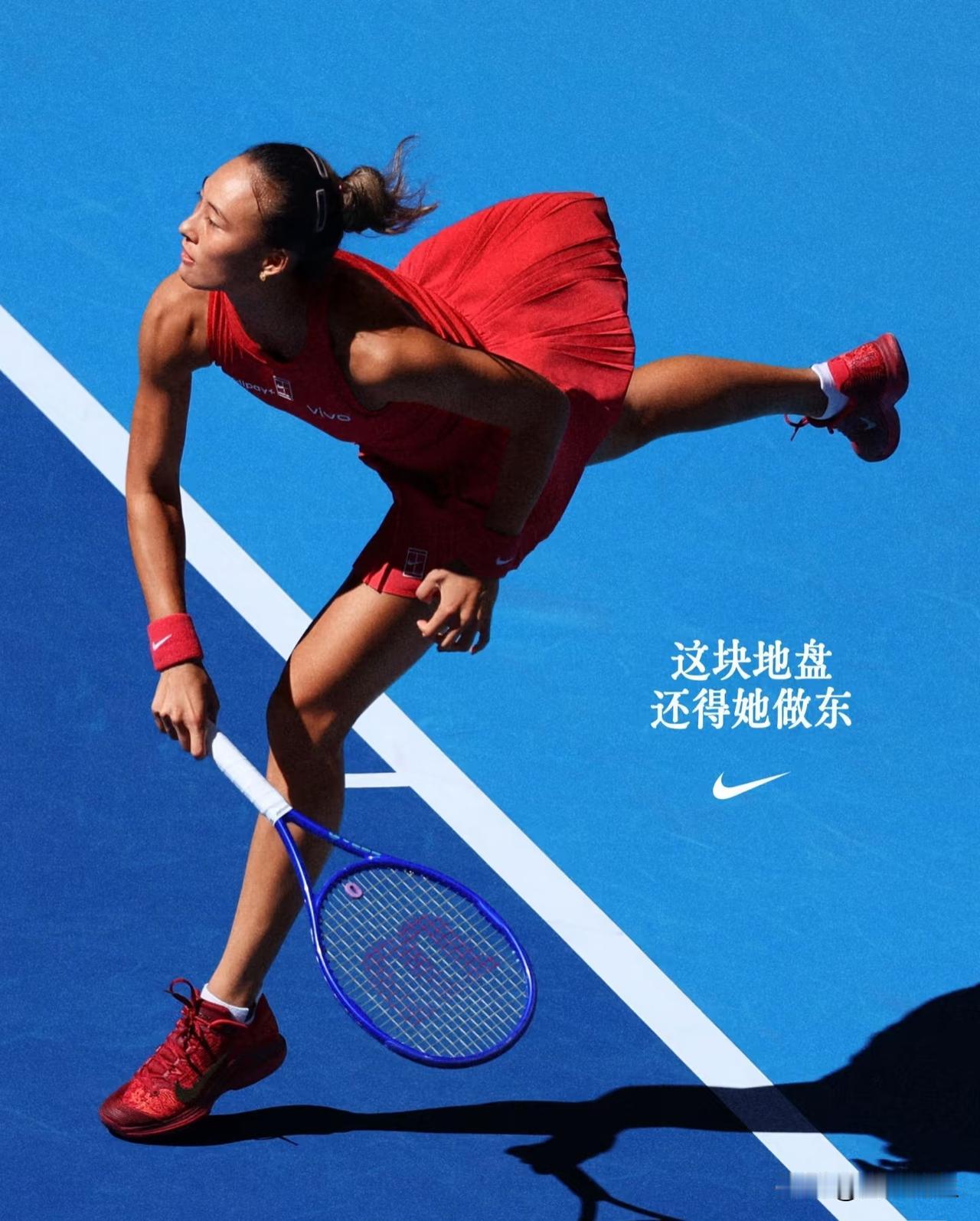 谁懂这张照片的含金量啊！Nike海报抓住郑钦文发球瞬间，身子腾空跃起，看全身线
