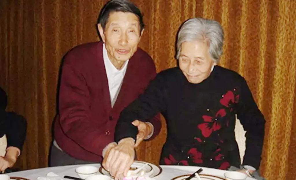 这张照片记录了晚年时期的原上海市委书记徐景贤与夫人葛藴芳共同用餐的温馨场景。老书