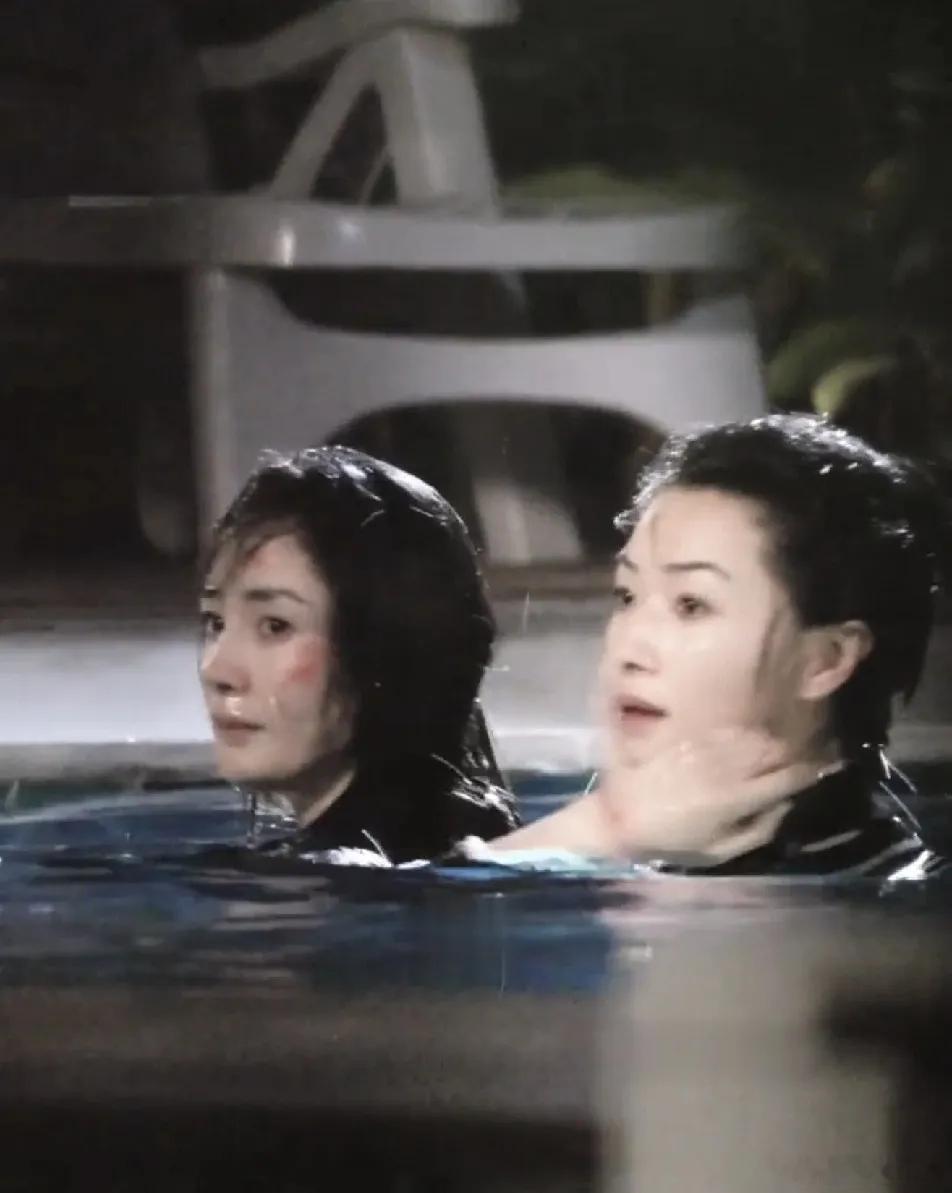 同框水中湿发回眸名场面，氛围感直接拉满。单看侧颜，万茜气质舒展清冷，表现力格外亮