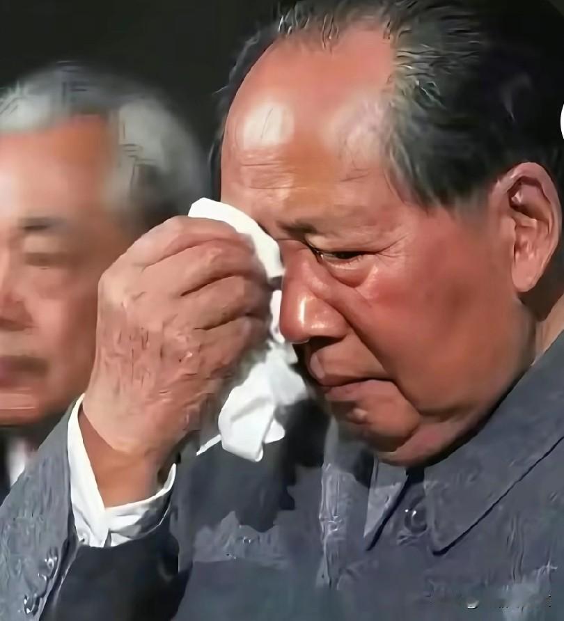 伟人擦眼泪的照片：曾让无数人动容，是共和国永恒的历史记忆！1952年的中南海