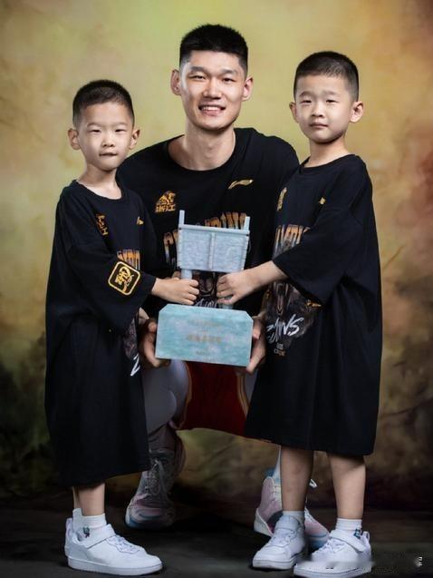 这对双胞胎是CBA浙江广厦雄狮俱乐部篮球运动员胡金秋的儿子，大儿子名叫胡皓宇，小