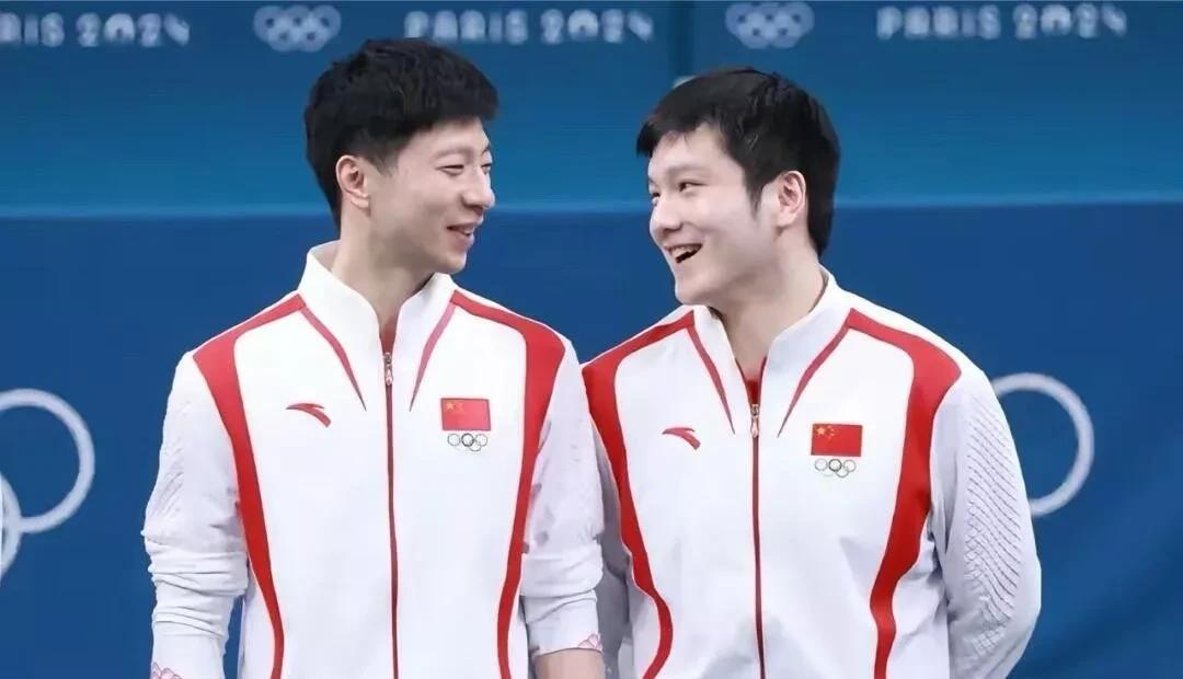 马龙终于真诚了一回近日马龙在采访时谈到樊振东时说，从他一出道，我们就觉得他会是