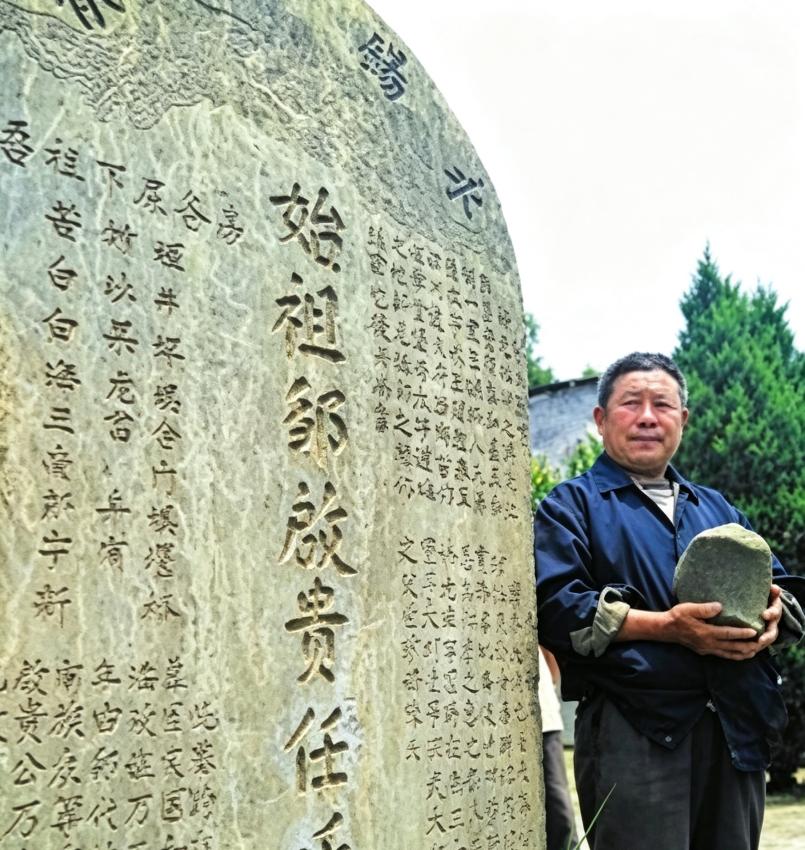 2015年，村民邹代清养的四条狗遭人宰掉吃了，老人气不过提起一把铁剑就砍！这把剑