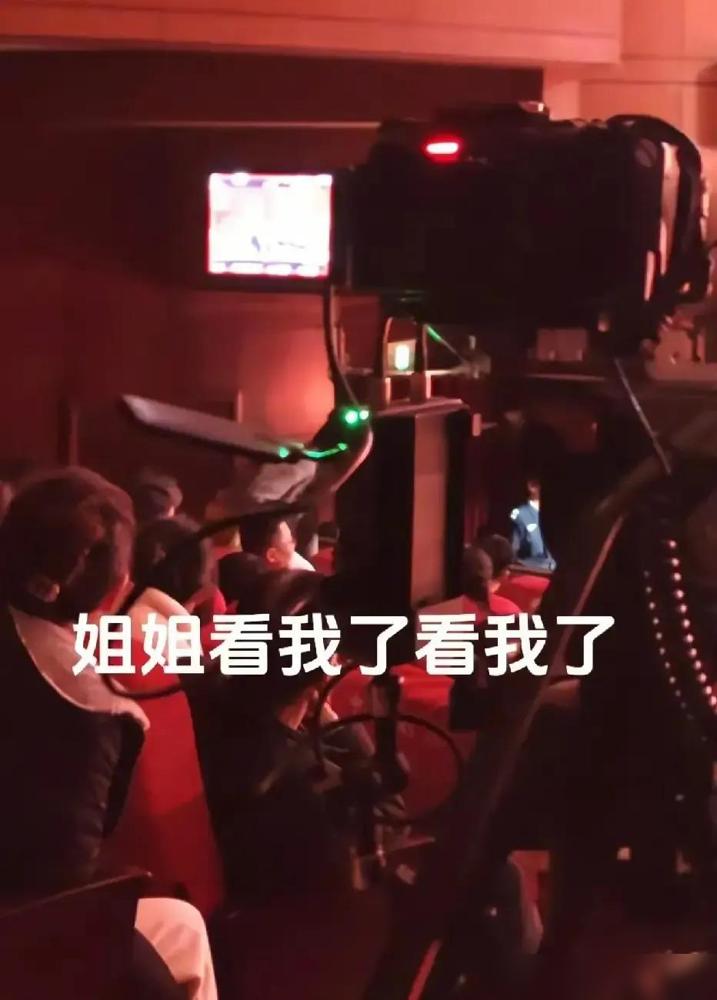 岳云鹏纲丝节刚开口，前排俩观众因为谁挡谁镜头吵起来，他一句“您二位要合伙开照相馆