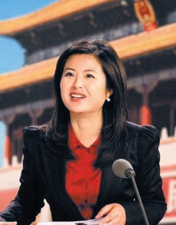 2015年，42岁的“央视名嘴”张泉灵因咳血疑似肺癌辞职后，趁60岁的老公不注意