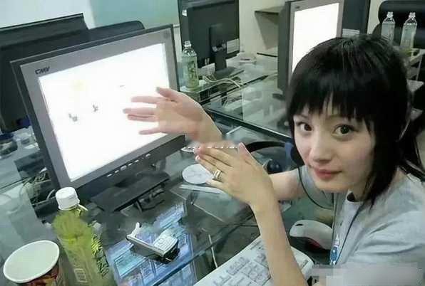 2007年，在网吧上网的杨幂