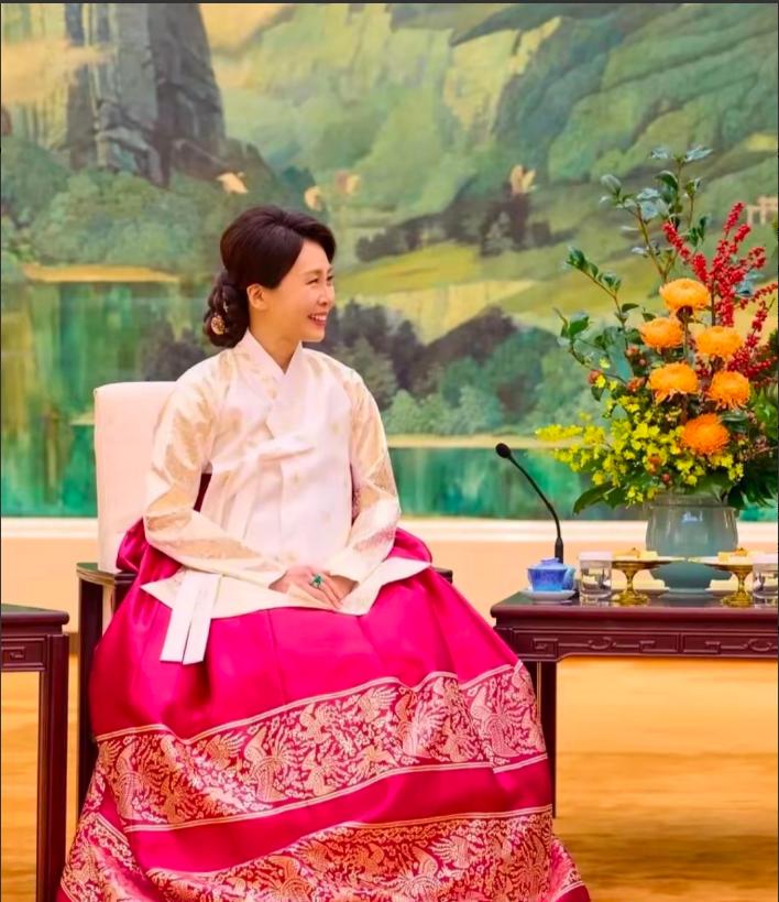 台湾媒体人邱毅表示：李在明访问中国大陆，最受关注的，竟然是他的夫人金惠景。大家忍