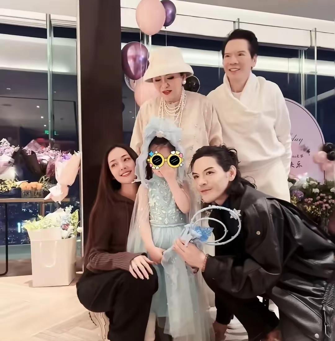 向太说全世界的富豪家庭可能都想生儿子，但她自始自终都只想生女儿。当年她得知第二