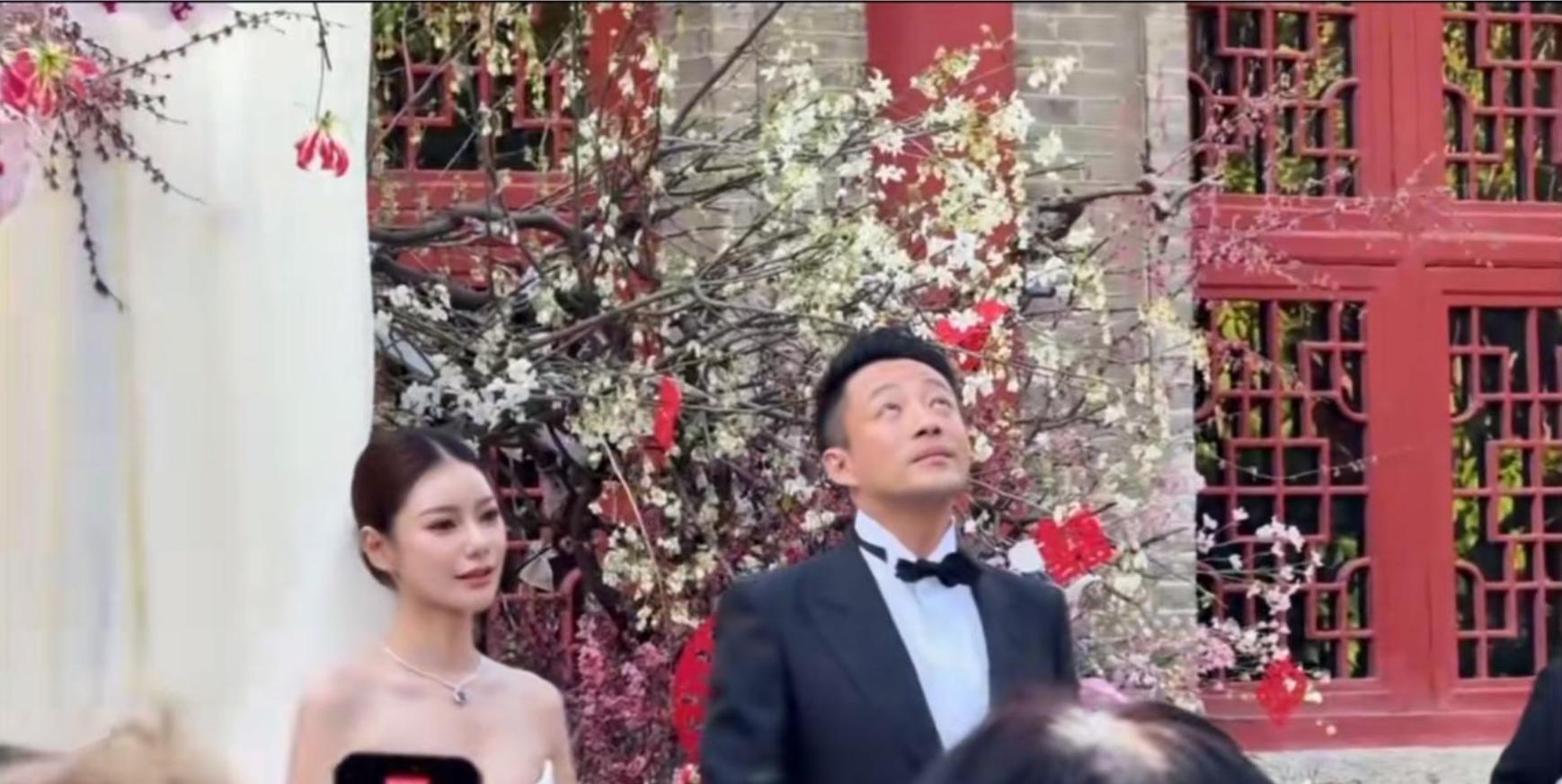 汪小菲亲吻完新娘，抬头望向天空，是在看天上的前妻？最近，汪小菲的婚礼细节