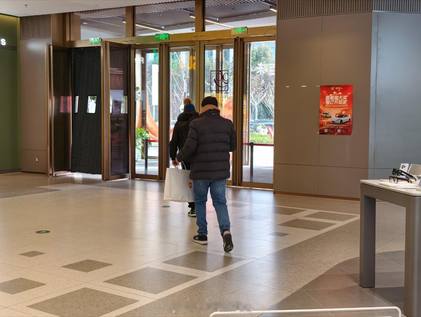 刚刚两个外国朋友，一大早来买了小米17Ultra