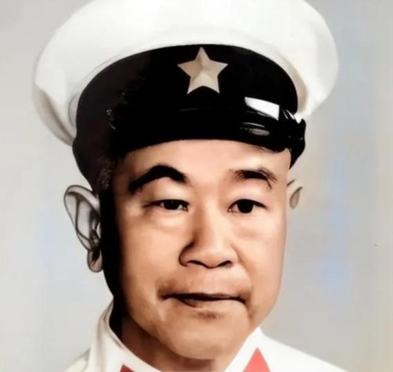 1973年，宁波女知青携农村丈夫回城探亲，一进门，丈夫两眼直直地看着墙上，指着照
