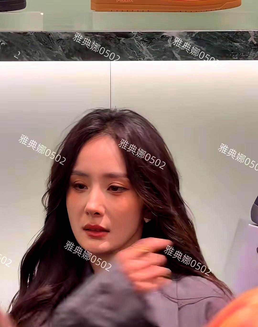 39岁还在嘟嘴？杨幂被嘲“嘴缩成拳头大”，全网劝她别再装少女。她跨年和李一