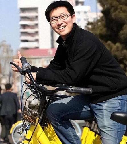 他是北大学霸，也是ofo小黄车创始人，在国内狂赚30亿后，跑到美国潇洒。直到今天