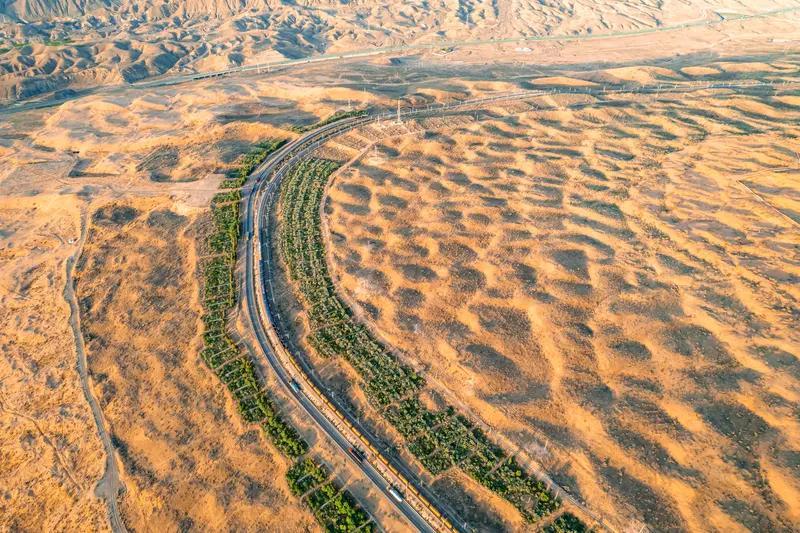 中国治沙47年，为何不消灭沙漠反而要锁边很多人一提起治沙，第一反应就是要把沙