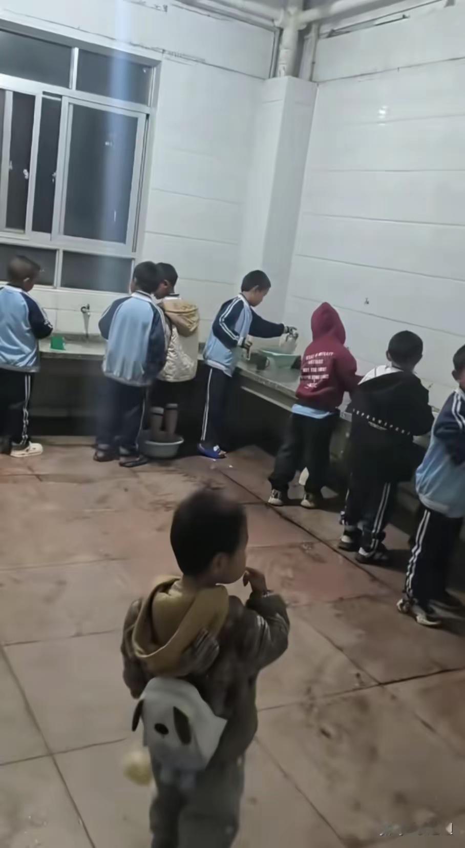 看抖音才知道，因为农村大面积撤并学校，很多小孩从1年级开始就要住校了。比工业革命