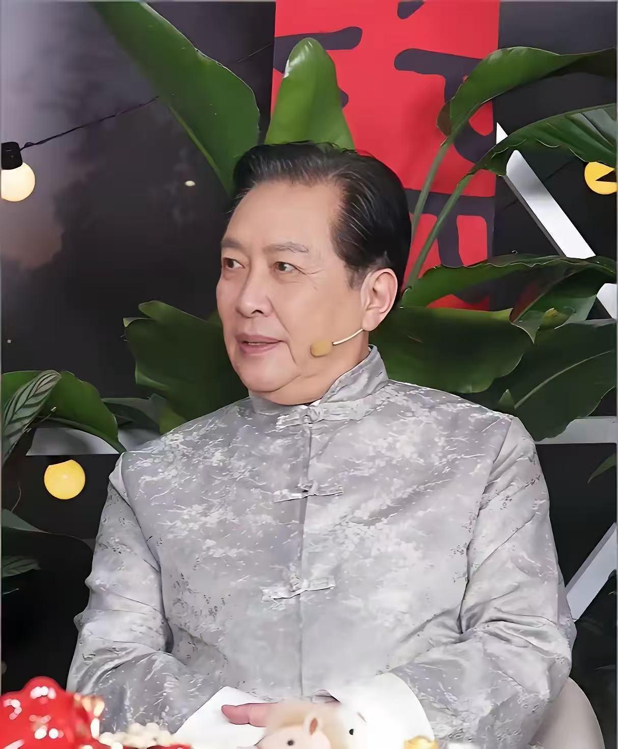 我有个亲戚是老中医，他偷偷告诉我，他说像唐国强这种的，70多岁了，依旧神色笃